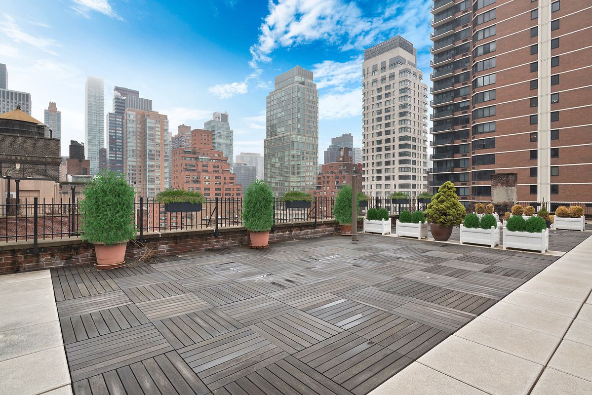 Check out these 5 Manhattan apartments with roof deck access, listed